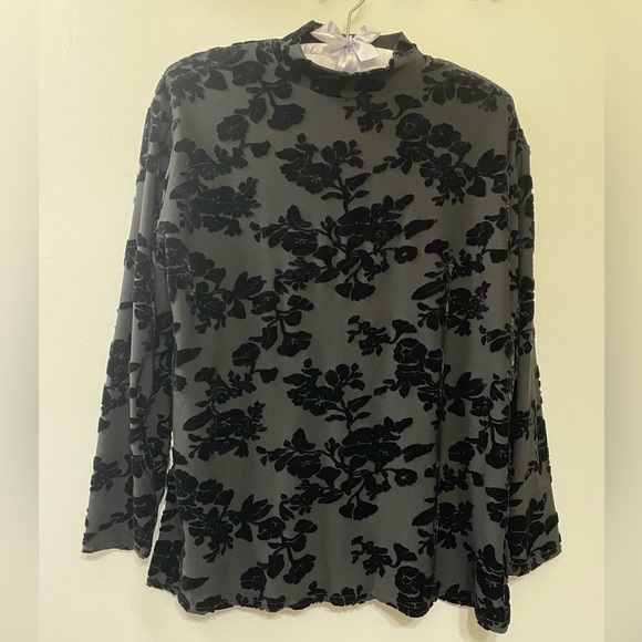 Tops - Top with floral velvet